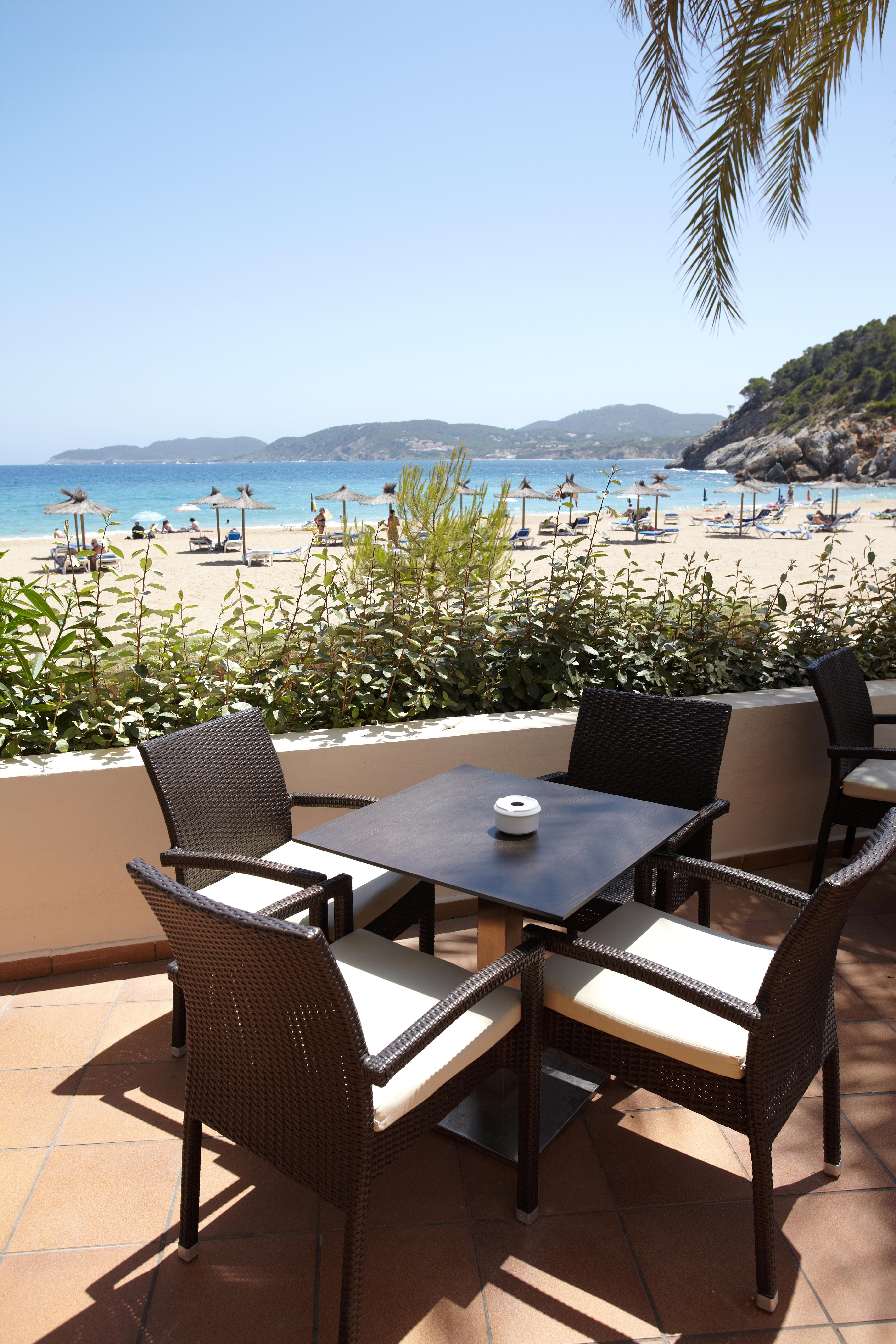 סן ז'ואן דה לבריג'ה El Somni Ibiza Dream Hotel By Grupotel מראה חיצוני תמונה Beachfront terrace at the hotel